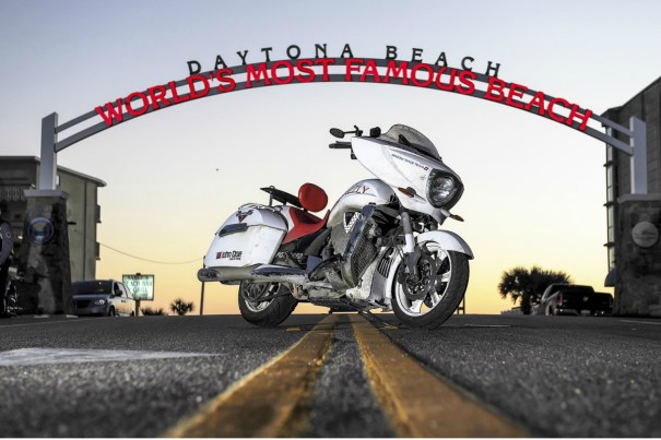 victory-motorcycles-cross-country-daytona-bike-week-1500x1000